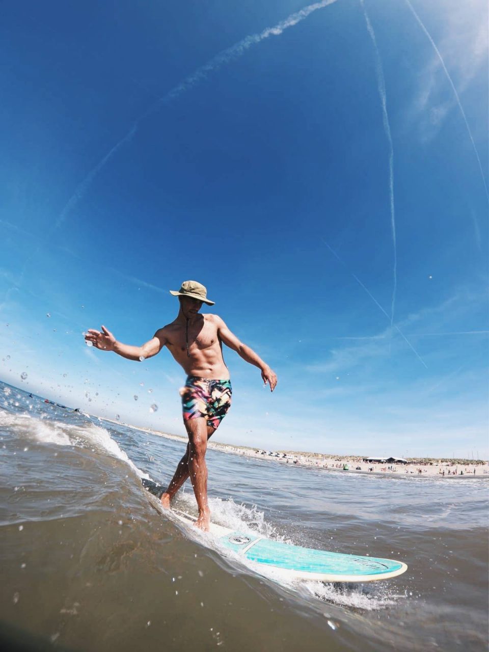 Kaspar loopt op het surfboard
