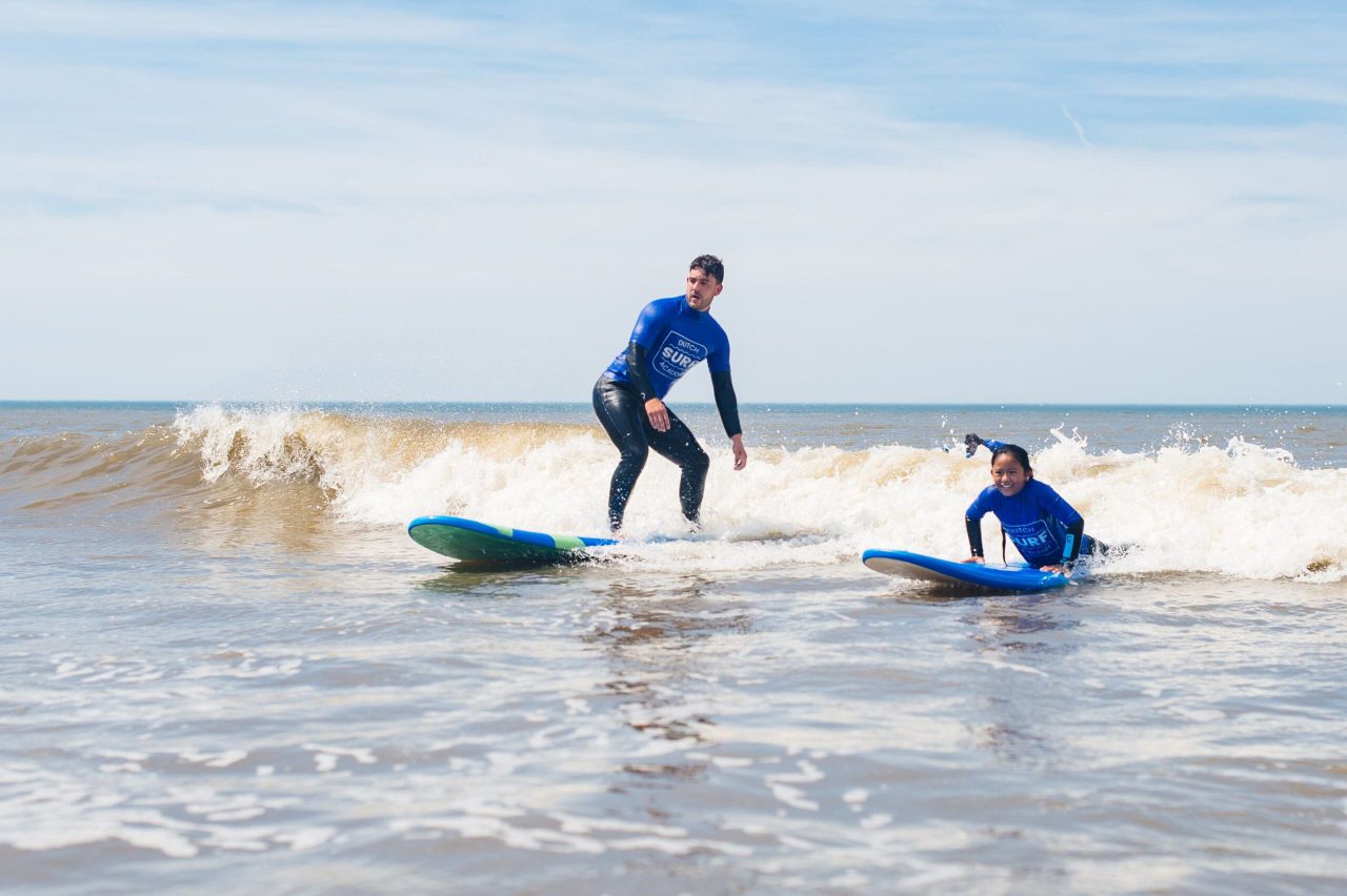 Familie aan het surfen