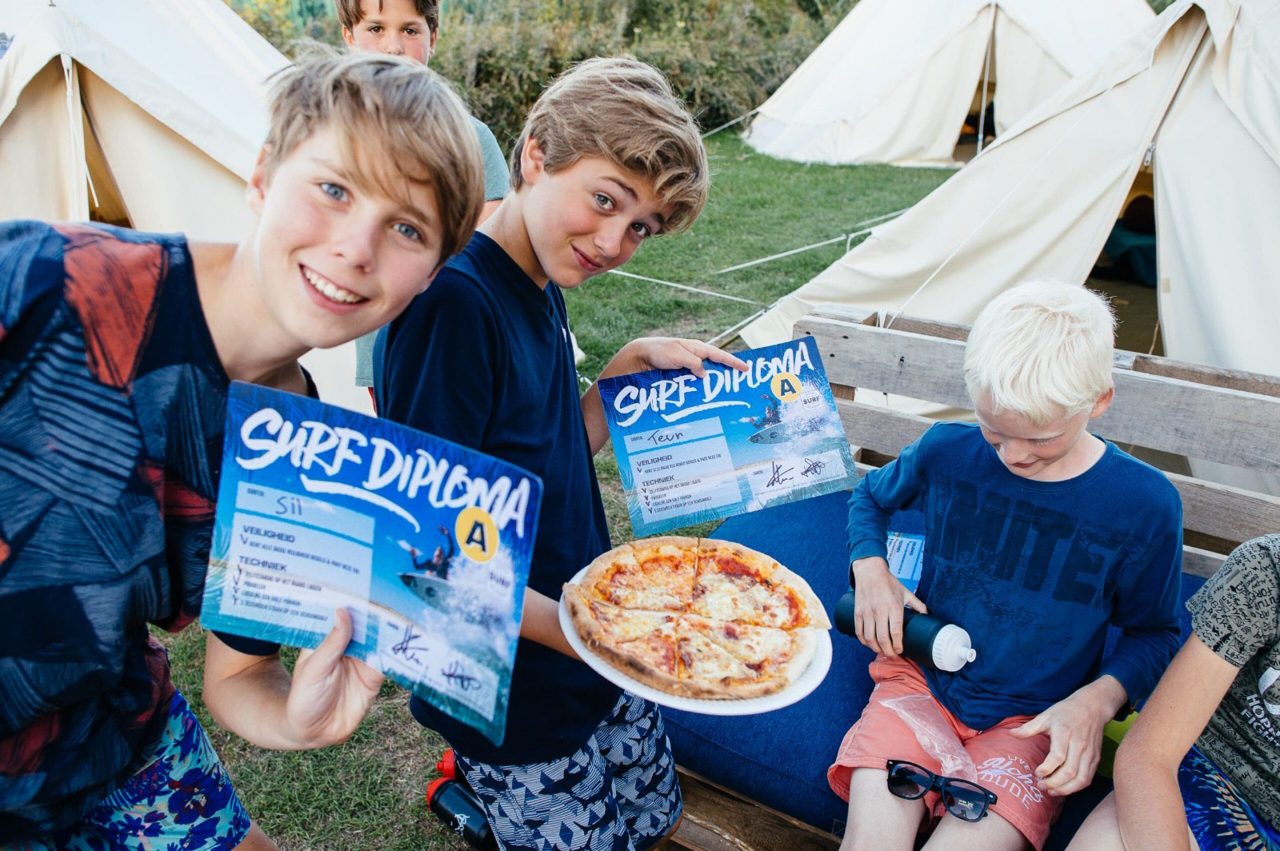 Kinderen surfdiploma pizza