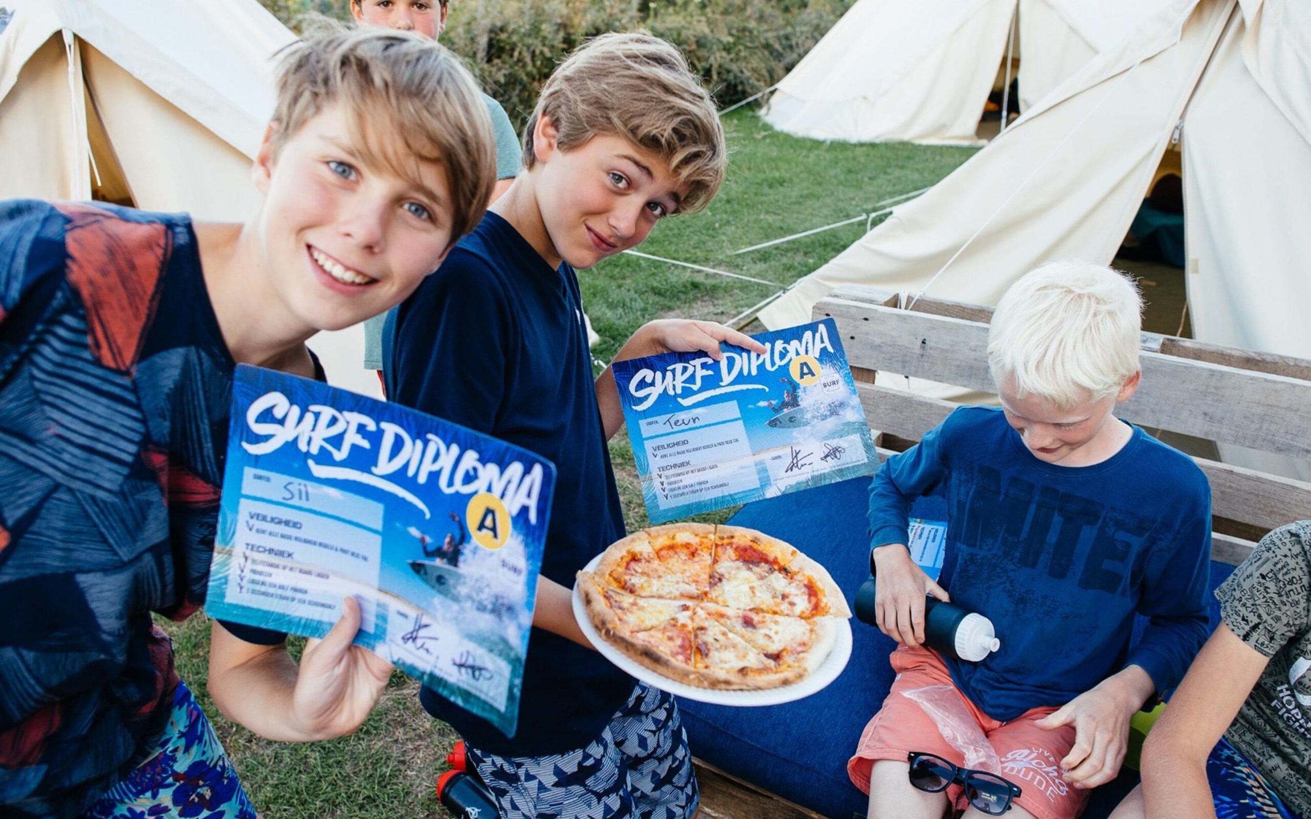 Kinderen surfdiploma pizza