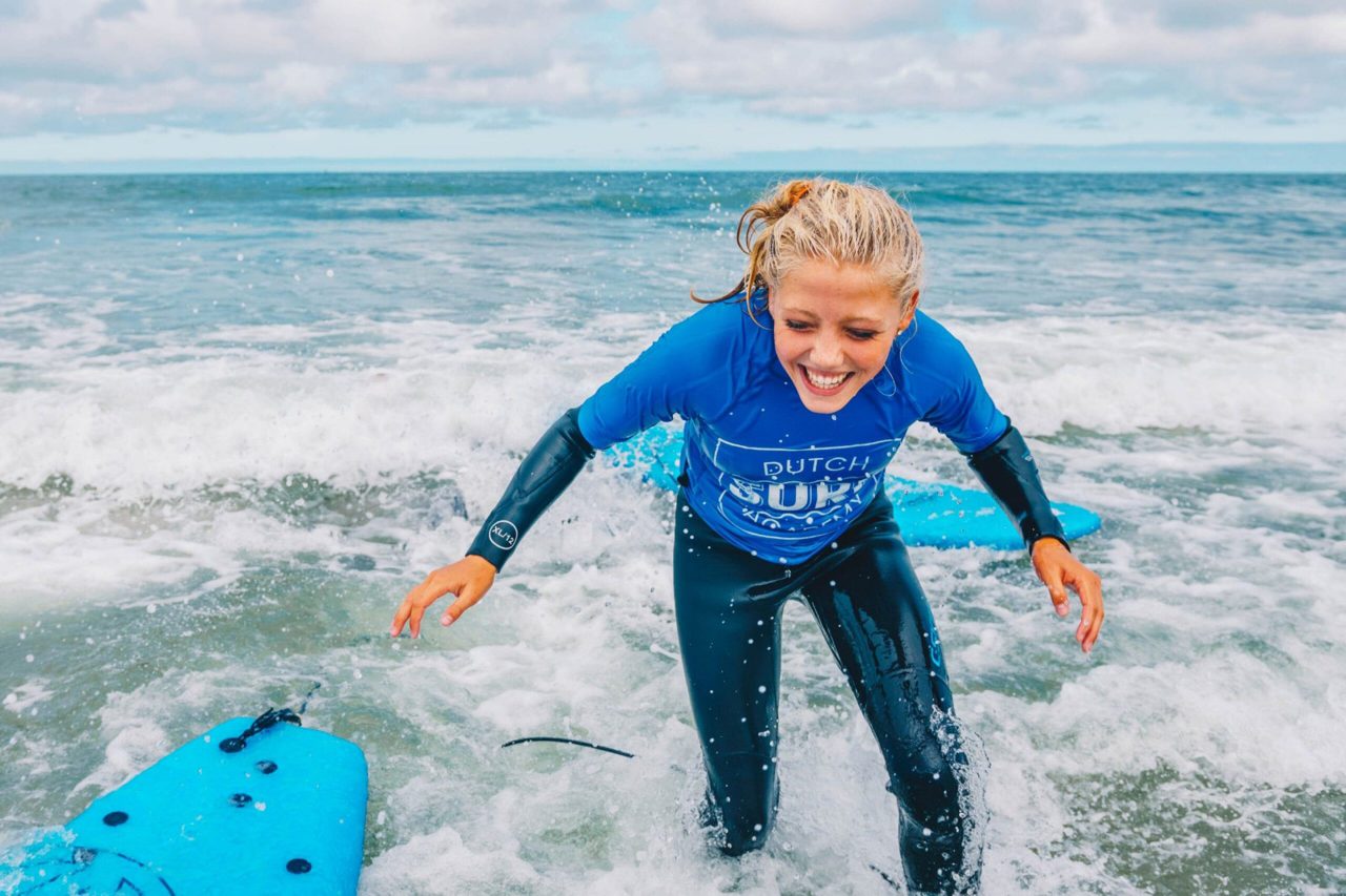 Lachend meisje surfen