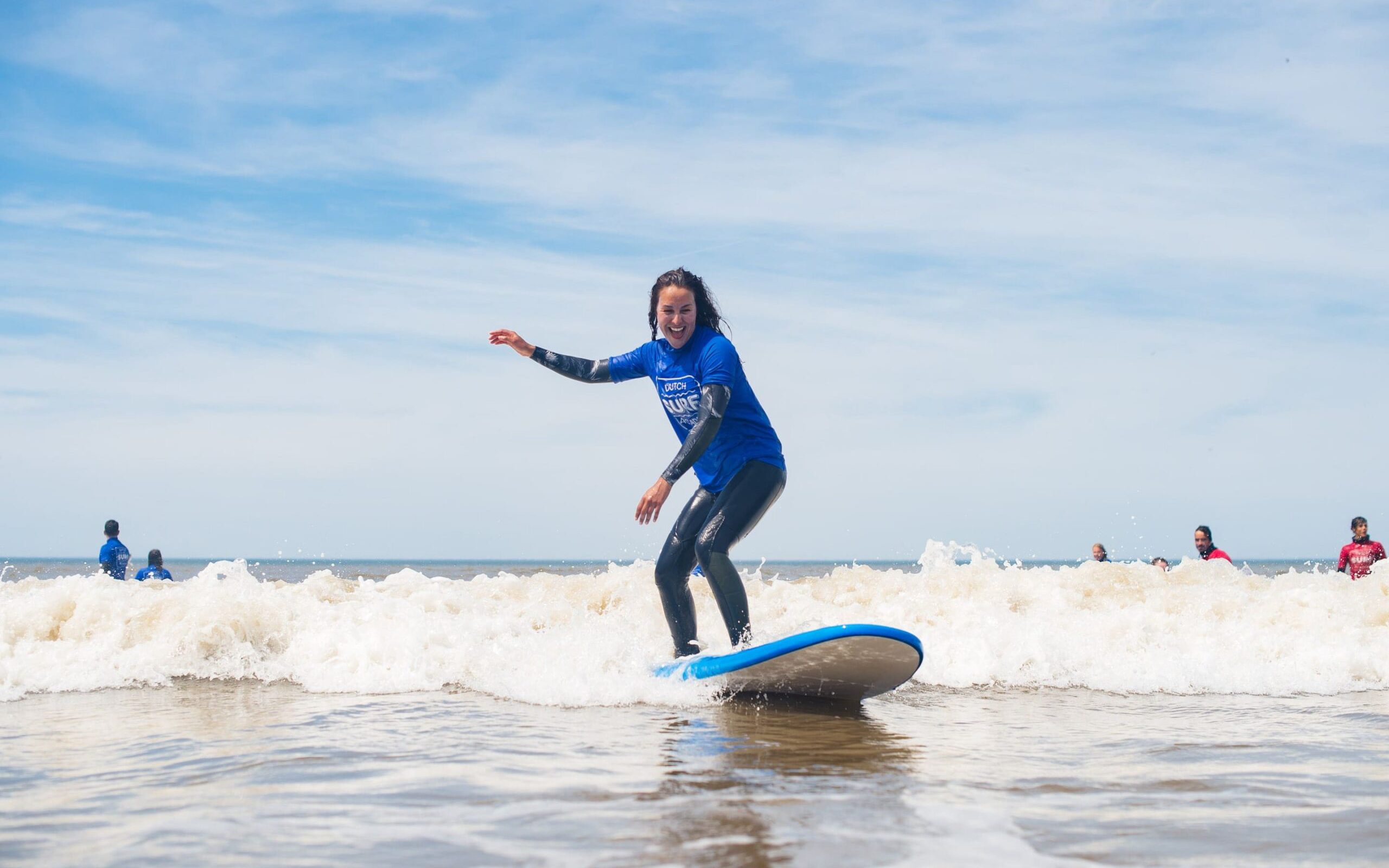 surfles lachende vrouw surfen
