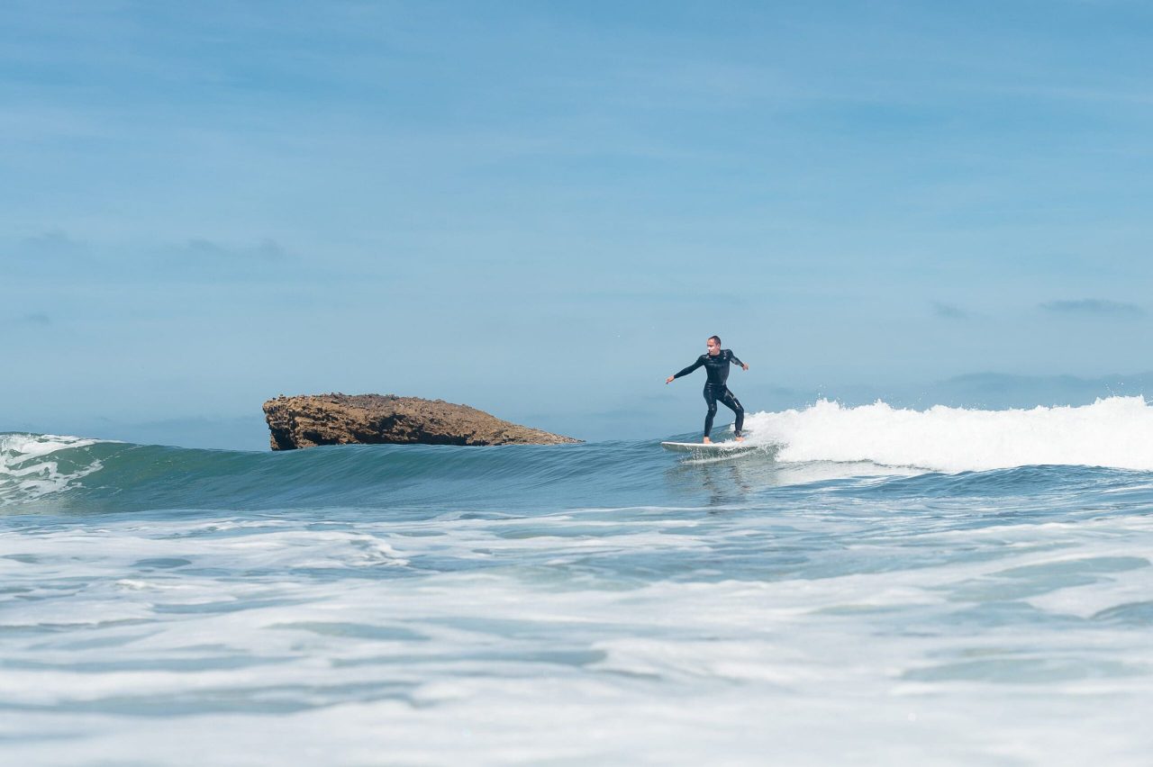 surfer surft down the line surfcoachingsweken