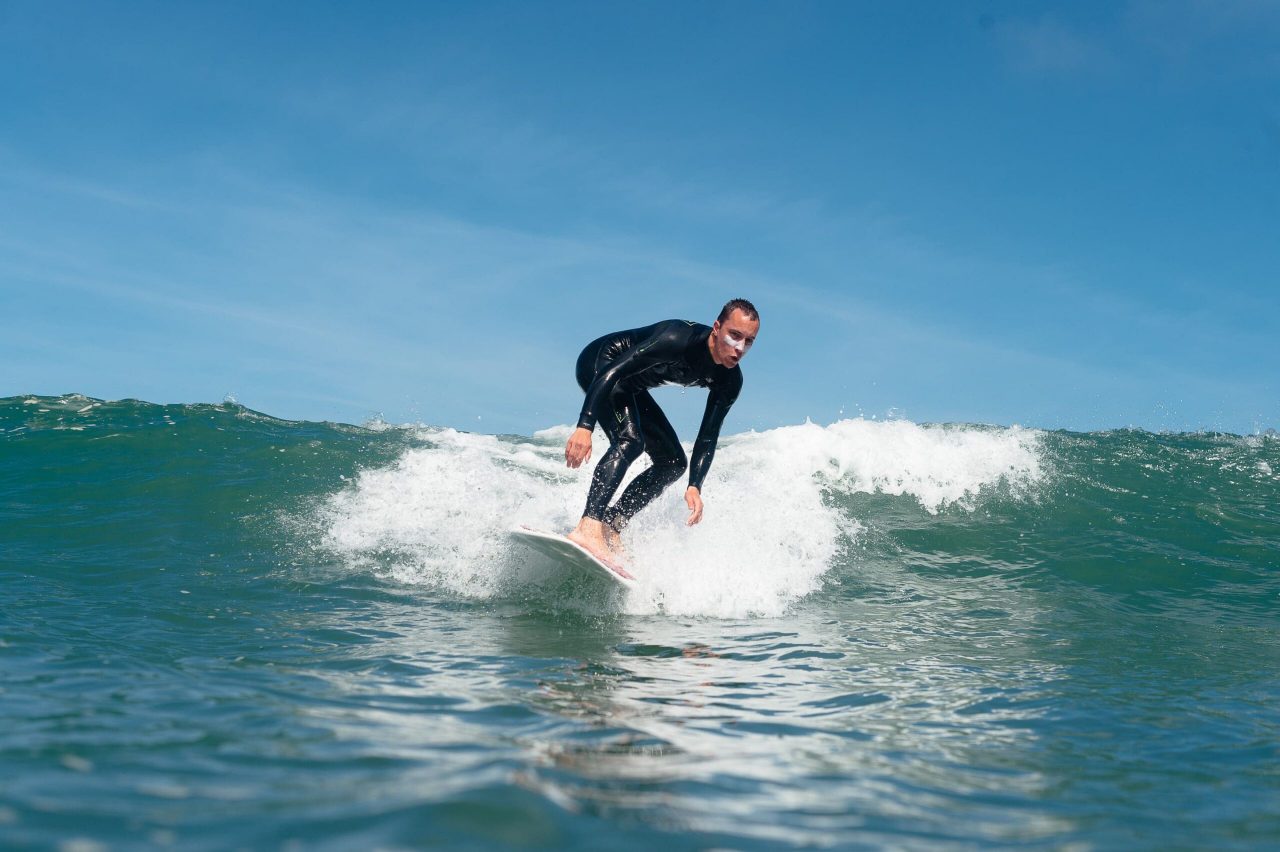 Surfer-surft-surfschool-ongebroken-golf